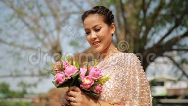 泰国传统服饰和泰国传统服饰风格的泰国美女肖像
